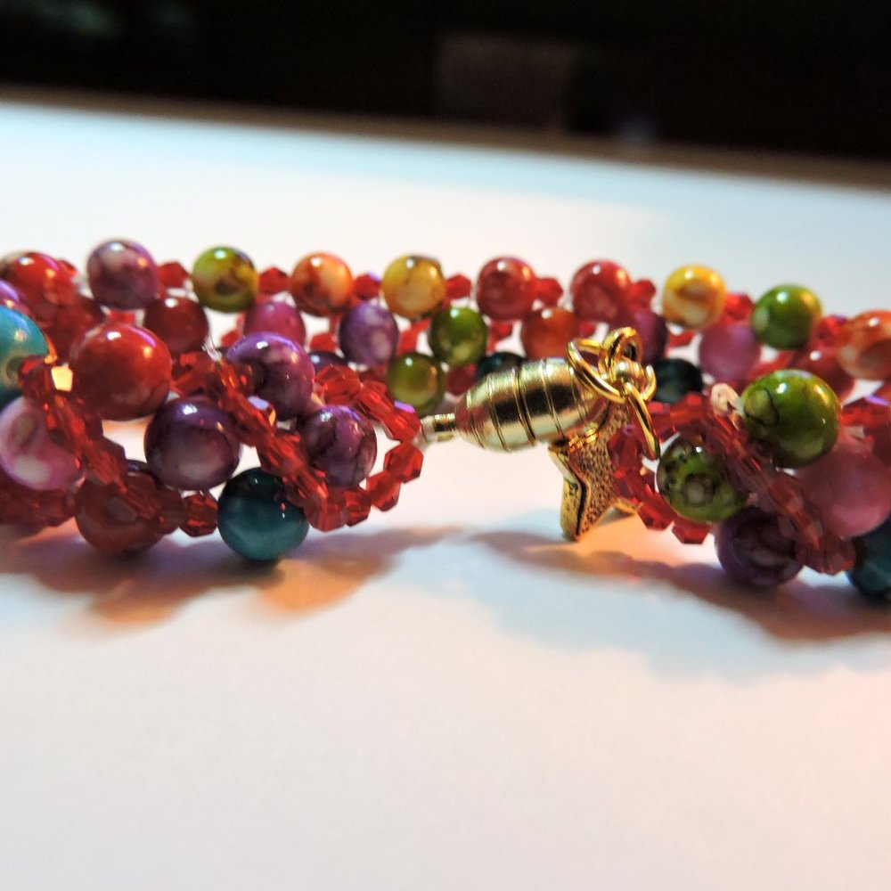 Beaded Bracelet with Magnetic Clasp .. 7"  red